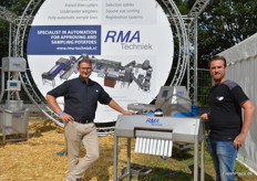 Michel Remijn (l) von RMA Techniek präsentierte eine neue Sortiertechnik mit optischer Kamera.