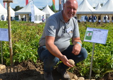 Jan-Eric Geersing vom gleichnamigen Züchterhaus präsentierte die nagelneue Sorte Peter Pan, eine festkochende, gelbfleischige Kartoffel mit hoher Phytophtora-Resistenz. Zum 1.1.24 wird die Sorte zugelassen, exklusiver Lizenzträger ist das Handelshaus Weuthen.