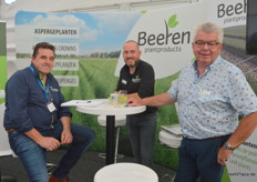 Das Team von Beeren Plantproducts mit John (m) und Wim Beeren (r) im Gespräch mit Branchenkollegen Paul Litjensvon de Kemp. 