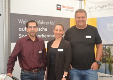 Das dreiköpfige Team des Maschinenbauunternehmens Neubauer: Hafid Souhali, Fatima Plascensia und Christoph Neubauer. Die hochwertigen Sortierlinien des Familienunternehmens kommen in zahlreichen Ländern zum Einsatz. 