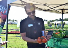 Verkaufsleiter Johannes Lachmann aus dem Bereich Fruchtgemüse und NFT (Nährstoff-Filmtechnik) zeigte die neue Tomatensorte EZ 3013 (HREZ), die eine Antwort auf den ToBRFV ist.