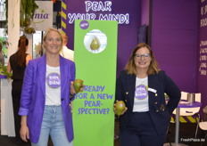 Dr. Inga Mohr und Janina Bembenek von Obst vom Bodensee am Xenia Stand. Die Clubbirne wurde neulich einem umfassenden Markenrelaunch unterzogen. Mit neuen Farben und auffälligen Werbesprüchen soll das Konzept auch die jüngere Generation für die Birne begeistern. 