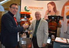 Franz Weber von Freshcup (r) im Gespräch mit einem Interessenten. Das Unternehmen vertreibt Saftpressen aus dem Hause Zumoval. 