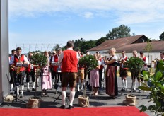 Die musikalische Untermalung des Events kam vom "Steiner Werksorchester": So betitelte sich die Kapelle, bestehen aus Musikern aus Kirchweidach und dem österreichischen Heimatort der Familie Steine.