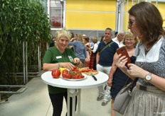 Besucher konnten das Gemüse aus dem Gewächshaus auch gleich selbst verkosten.