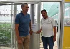 Marco van der Weerd, von Metazet FormFlex, mit Koos van Schie, von der Bom Group, die das Gewächshaus in Kirchweidach gebaut hat.