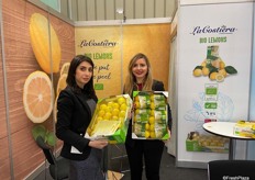 Alessia Tranchino und Valentina Sanna am Stand von La Costiera. Viele italienische Unternehmen waren auf der BioFach in Nürnberg vertreten.