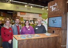 "Grenzenlos Bio" ist ein neues Projekt der REGIONALEN GmbH, um internationale Obst- und Gemüseerzeuger vorzustellen. Auf dem Foto sieht man Audrey Lingenheld und Frank Rieflin von Naturkost Schramm, mit Antje Kasbohm, die den Stand organisierte, und Rainer Broitzmann.