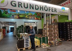 Das Unternehmen Grundhöfer verfügt zwar über einen modernen Standort direkt am Haupteingang des Großmarktgeländes, an dem hauptsächlich Ware für den LEH umgeschlagen wird. Zudem betreibt das führende Unternehmen einen Standverkauf in der zentralen Markthalle.