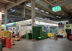 In der zentralen Großmarkthalle ist der bunte Stand der Ludwig Reuter GmbH kaum zu übersehen.