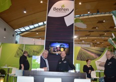 Vater Wim und Sohn John Beeren am Stand des gleichnamigen Familienunternehmens.