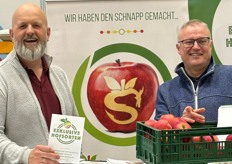 Obsterzeuger Roland Schmitz-Hübsch und Obstbau-Experte Herbert Knuppen stellten exklusive Obstsorten für die Direktvermarktung vor.