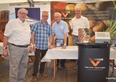 Eine gemütliche Atmosphäre am Stand der Ventri Techniek BV wo Erzeuger sich mit Zulieferern unterhalten. Das niederländische Unternehmen liefert Lagerungstechnik für den Kartoffelsektor. Auf dem Bild (v.l.n.r.): Severin Hogen sr. und jr. des gleichnamigen Kartoffelhofs in Titz Gevelsdorf & Piet Huijbers und Peter Maljaars von Ventri Techniek BV.