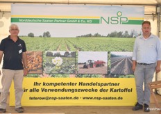 Harry v.d. Vijver und Henning Behrens von NSP. Der Renner im Sortenskala ist die Aromata: Eine vorw. festkochende Speisesorte die sich bereits seit einigen Jahren in rasantem Tempo etabliert. 